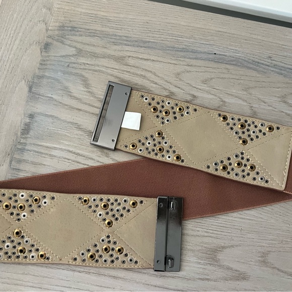 Fina Firenze Medium tan with gold/silver studding with elastic back. 2.5”Wx32”L - Picture 6 of 8